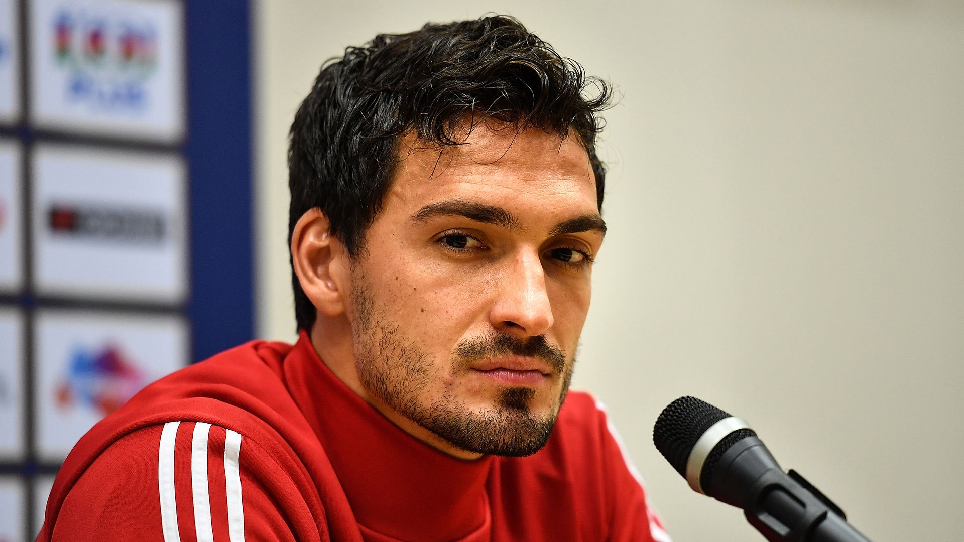 mats hummels am mikrofon